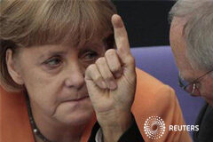 El diferencial de la deuda española, a máximos de la era euro la canciller alemana Angela Merkel habla con el ministro de Finanzas, Wolfgang Schaeuble, durante una sesión del parlamento alemán para aprobar el rescate a los bancos españoles, en Berlín