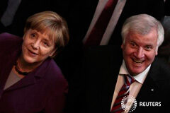 Merkel inicia una semana crucial de conversaciones para formar gobierno Merkel y el líder de la Unión Social Crisitana (CSU) Horst Seehofer llegan a una reunión con el partido de los Verdes en Berlín, el 10 de octubre de 2013