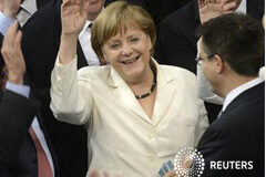 ¿Euroderrota para Merkel? Sólo el tiempo lo dirá La canciller alemana saludando tras la votación para la ratificación del pacto fiscal el 29 de junio en el Reichstag, sede de la Cámara Baja del Parlamento, el Bundestag, en Berlín