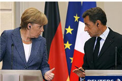 España aplaude las medidas de la cumbre París-Berlín El presidente francés, Nicolas Sarkozy (D),y la canciller alemana Angela Merkel, hablan durante su rueda de prensa conjunta en el Palacio del Elíseo
