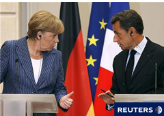 El presidente francés, Nicolas Sarkozy (D),y la canciller alemana Angela Merkel, hablan durante su rueda de prensa conjunta en el Palacio del Elíseo