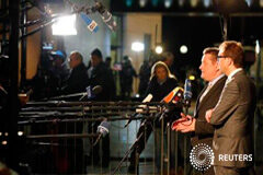 Merkel y el SPD buscan claridad en las nuevas negociaciones de coalición El secretario general de la CSU, Alexander Dobrindt (D), y el de la CDU, Hermann Groehe, atienden a los medios tras las conversaciones de coalición con los socialdemócratas del SPD en Berlín, el 27 de noviembre de 2013