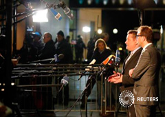 El secretario general de la CSU, Alexander Dobrindt (D), y el de la CDU, Hermann Groehe, atienden a los medios tras las conversaciones de coalición con los socialdemócratas del SPD en Berlín, el 27 de noviembre de 2013
