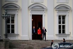 Presidente alemán insta a formar coalición; Merkel prefiere elecciones a gobierno en minoría La canciller alemana Angela Merkel deja la reunión con el presidente Frank-Walter Steinmeier en Berlín, Alemania, el 20 de noviembre de 2017