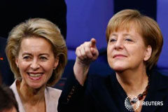 Merkel, elegida para un tercer mandato como canciller alemana Merkel junto a la recién designada ministra de Defensa, Ursula von der Leyen, durante la sesión en el Bundestag, en Berlín, el 17 de diciembre de 2013