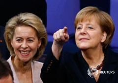 Merkel junto a la recién designada ministra de Defensa, Ursula von der Leyen, durante la sesión en el Bundestag, en Berlín, el 17 de diciembre de 2013