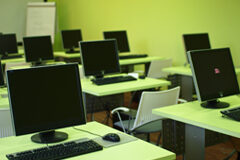 Incrementa tus ventas con nuestro CURSO ONLINE de TÉCNICAS DE CAPTACIÓN Y FIDELIZACIÓN DE CLIENTES Mesas con ordenadores portátiles