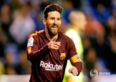 El futbolista de Barcelona Lionel Messi festeja su tercer gol ante el Deportivo de La Coruña en el estadio Abanca-Riazor en A Coruña, el 29 de abril de 2018