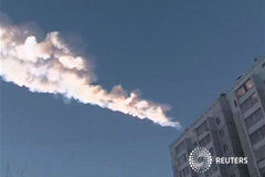 Un meteorito causa más de 500 heridos en Rusia Tomada de un vídeo, el rastro de un objeto que cayó del cielo en la ciudad de Chelyabinsk, en los Urales, el 15 de febrero de 2013