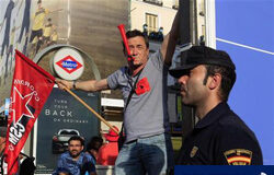 Madrid amanece sin metro en el segundo día de huelga un trabajador del metro ondea una bandera sindical durante una protesta en el centro de Madrid el 28 de junio de 2010.
