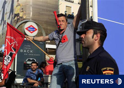 un trabajador del metro ondea una bandera sindical durante una protesta en el centro de Madrid el 28 de junio de 2010.