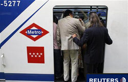 Termina la huelga en el Metro de Madrid varias personas en el metro de Madrid durante los paros del 1 de julio de 2010.