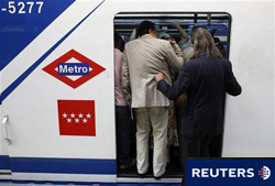 varias personas en el metro de Madrid durante los paros del 1 de julio de 2010.