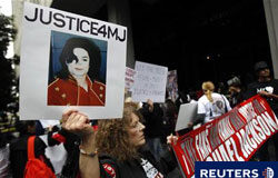 Nombran a un juez en el caso contra el médico de Michael Jackson los fans de Jackson en los exteriores del tribunal en Los Angeles, el 5 de abril de 2010.
