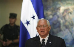 Zelaya y Micheletti alcanzan un acuerdo en Honduras Michelleti durante una rueda de prensa en Tegucigalpa, el 29 de octubre de 2009.