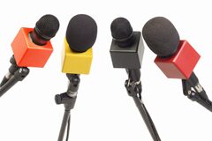 ¿Seguirá siendo la oralidad una característica del juicio verbal en los procesos civiles? Micrófonos