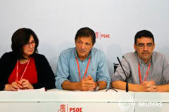 El pacto en Euskadi, otro escollo territorial para los socialistas Los miembros de la comisión gestora interina del PSOE, Ascensión Godoy (izq), el presidente Javier Fernández y Mario Jiménez, en Madrid