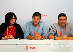 Los miembros de la comisión gestora interina del PSOE, Ascensión Godoy (izq), el presidente Javier Fernández y Mario Jiménez, en Madrid