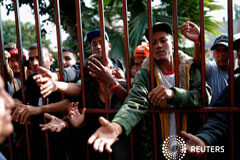 Los residentes protestan por la llegada de migrantes centroamericanos a la frontera México-EEUU Migrantes, parte de una caravana que viaja en camino a Estados Unidos, esperan para recibir comida en un refugio en Tijuana, México, 17 de noviembre de 2018