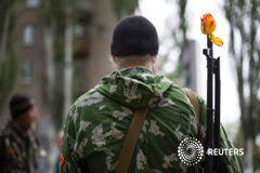 El vicecanciller alemán culpa en parte a la UE de la crisis de Ucrania Miliciano prorruso con una flor en el fusil en las celebraciones por el día de la Victoria en Slaviansk, en el este de Ucrania, el 9 de mayo