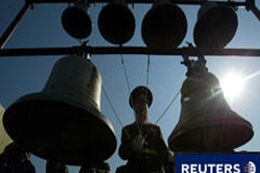 Mali confirma una acción militar en la frontera Un militar entre las campanas de una Iglesia.