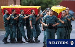 En esta imagen de archivo, guardias civiles llevan los ataúdes de sus compañeros fallecidos en Afganistán, durante un funeral celebrado en Logroño, el 26 de agosto de 2010.