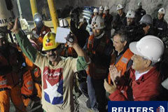 Júbilo en el rescate de los primeros mineros en Chile El minero chileno Juan Illanes celebra su rescate junto al presidente Sebastián Piñera en la mina San José en Copiapo el 13 de octubre de 2010.