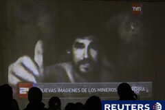Vídeos de Maradona y Pelé para alegrar a los mineros en Chile En la imagen, familiares de los mineros atrapados miran una pantalla que muestra a los trabajadores en el interior de la mina, en Copiapo, el 26 de agosto de 2010.