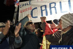 Primeros testimonios de los mineros rescatados en Chile Imagen del minero boliviano Carlos Mamani (centro) animando ante amigos al ser dado de alta del Hospital de Copiapó al día siguiente de ser rescatado de la mina de San José el 14, de octubre