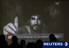 En la imagen, familiares de los mineros atrapados miran una pantalla que muestra a los trabajadores en el interior de la mina, en Copiapo, el 26 de agosto de 2010.