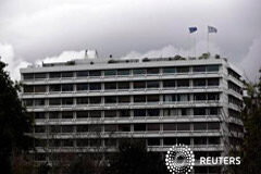 Grecia retrasa al martes la entrega de la lista de reformas al Eurogrupo Las banderas de la Unión Europea (izq.) y de Grecia en el tejado del Ministerio de Finanzas en Atenas el 23 de febrero de 2015