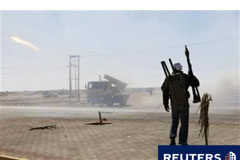 Juppé: La OTAN no está haciendo lo suficiente en Libia Combatientes rebeldes lanzan cohetes en el frente de Ajdabiya el 11 de abril de 2011.