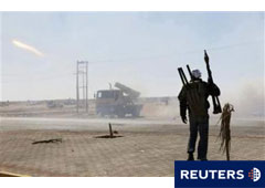 Combatientes rebeldes lanzan cohetes en el frente de Ajdabiya el 11 de abril de 2011.