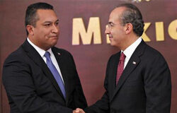 El presidente de México cesa al impopular ministro del Interior Calderón saluda al nuevo secretario de Gobiernación, José Francisco Blake, durante la ceremonia de asunción del cargo en la residencia presidencial de Los Pinos en Ciudad de México.