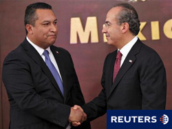 Calderón saluda al nuevo secretario de Gobiernación, José Francisco Blake, durante la ceremonia de asunción del cargo en la residencia presidencial de Los Pinos en Ciudad de México.