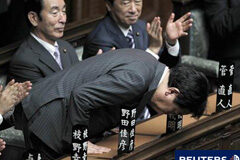 El nuevo primer ministro de Japón afronta división en su partido Noda (centro) inclinándose tras ser elegido primer ministro ante su antecesor, Naoto Kan (arriba a la dcha.), el 30 de agosto en la Cámara Baja del Parlamento en Tokio.