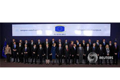 La eurozona decidiría sobre los fondos de rescate a final de mes Jefes de Estado y de Gobierno de la UE posan para la foto de familia en Bruselas