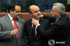 La zona euro presiona a España y aprueba la ayuda a Grecia Reunión del Eurogrupo, en Bruselas