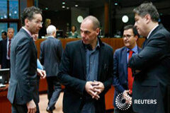La zona euro podría necesitar otra cumbre para un acuerdo sobre Grecia El ministro de Finanzas de Holanda y presidente del Eurogrupo, Jeroen Dijsselbloem (I-D), sus homólogo griego Yanis Varoufakis y croata, Boris Lalovac, en una reunión en Bruselas, el 17 de febrero de 2015