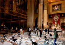 Abren en España las terrazas mientras la cifra de muertes cae a mínimos de siete semanas Varias personas atienden a una misa en una iglesia de Sevilla durante el brote de la enfermedad del nuevo coronavirus (COVID-19), Madrid, España, el 11 de mayo de 2020