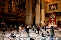 Abren en España las terrazas mientras la cifra de muertes cae a mínimos de siete semanas Varias personas atienden a una misa en una iglesia de Sevilla durante el brote de la enfermedad del nuevo coronavirus (COVID-19), Madrid, España, el 11 de mayo de 2020