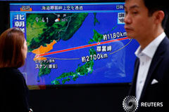 Corea del Norte dispara un misil que sobrevuela Japón Peatones pasan delante de una televisión en la que se ven noticias del lanzamiento de un misil norcoreano, en Tokio, Japón, 29 de agosto de 2017