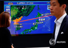 Peatones pasan delante de una televisión en la que se ven noticias del lanzamiento de un misil norcoreano, en Tokio, Japón, 29 de agosto de 2017