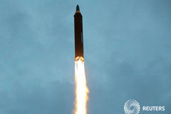 Corea del Norte dice haber probado un nuevo misil que puede alcanzar cualquier parte de EEUU Imagen cedida a Reuters por la agencia estatal norocoreana KCNA del lanzamiento de un misil balístico de mediano alcance, ago 30, 2017