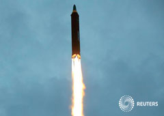 Imagen cedida a Reuters por la agencia estatal norocoreana KCNA del lanzamiento de un misil balístico de mediano alcance, ago 30, 2017