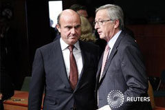España negocia su rescate con países de la eurozona El ministro español de Economía, Luis de Guindos, y el primer ministro de Luxemburgo y presidente del Eurogrupo, Jean-Claude Juncker (derecha), a su llegada a un encuentro de ministros de finanzas de la Eurozona