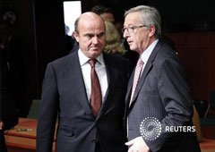 El ministro español de Economía, Luis de Guindos, y el primer ministro de Luxemburgo y presidente del Eurogrupo, Jean-Claude Juncker (derecha), a su llegada a un encuentro de ministros de finanzas de la Eurozona