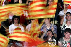 Cataluña reitera que estudia pedir ayuda financiera al Estado Varios jóvenes con banderas catalanas durante un mitin socialista en Barcelona en una fotografía de archivo.