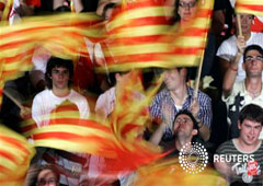 Varios jóvenes con banderas catalanas durante un mitin socialista en Barcelona en una fotografía de archivo.