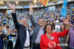 Varios detenidos en una operación contra la corrupción en Valencia El primer ministro Mariano Rajoy junto a la exalcaldesa de Valencia Rita Barbera y el presidente regional Alberto Fabra durante un mitin del PP en Valencia, el 21 de mayo de 2015